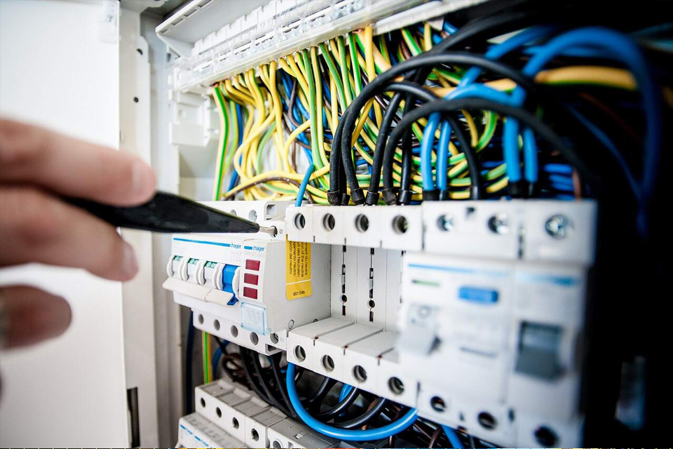 Técnico trabajando en una instalación eléctrica