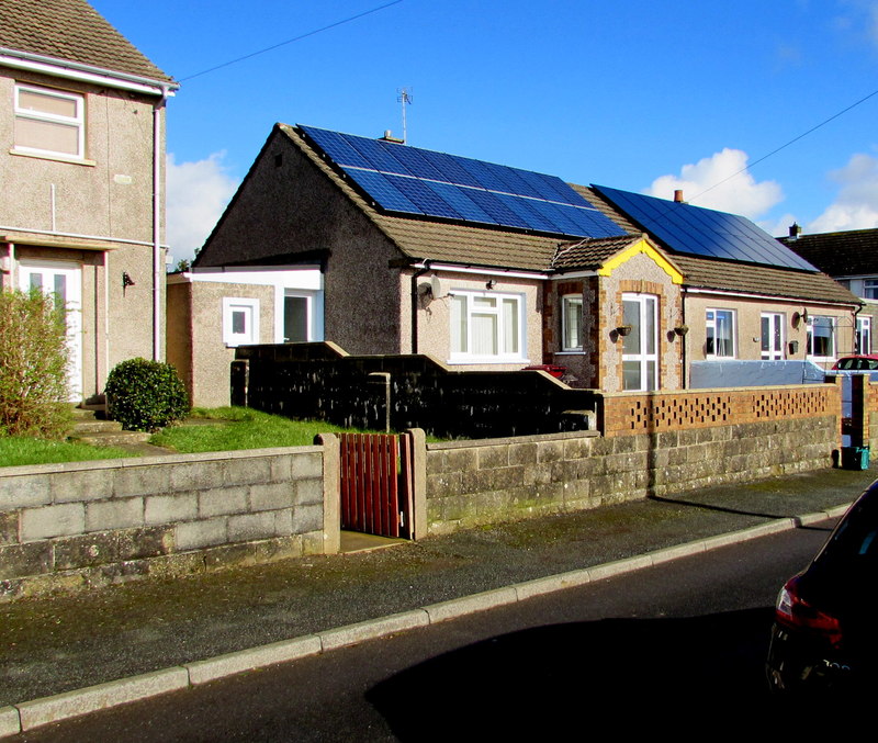 Paneles solares instalados en la cubierta de viviendas